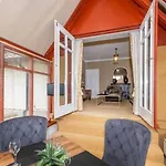 Garden Apartment, Appleby, Discounted Treatments 別荘