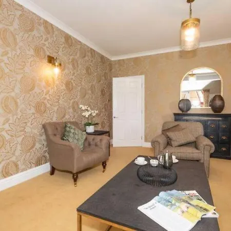 Garden Apartment, Appleby, Discounted Treatments 別荘 *